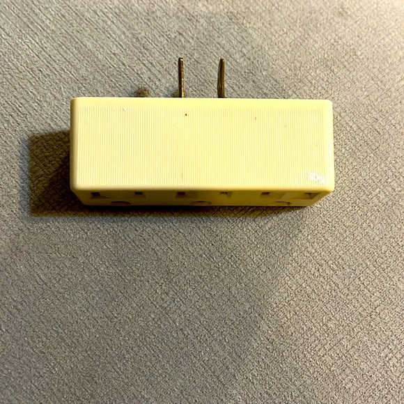EUC - GE 3-Outlet Extender, Grounded Wall Tap - Picture 2 of 3